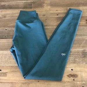 Alo Yoga airlifts in “tourmaline”